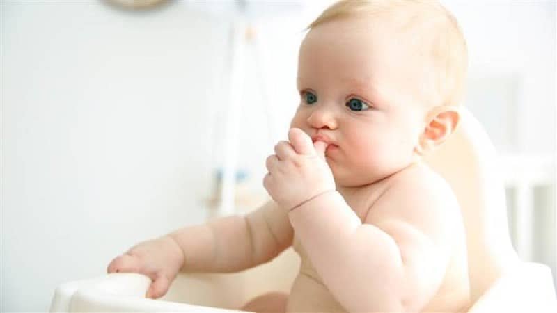 Bebeklerin acıktığını nasıl anlarız? | Parmak emme en belirgin açlık belirtisi