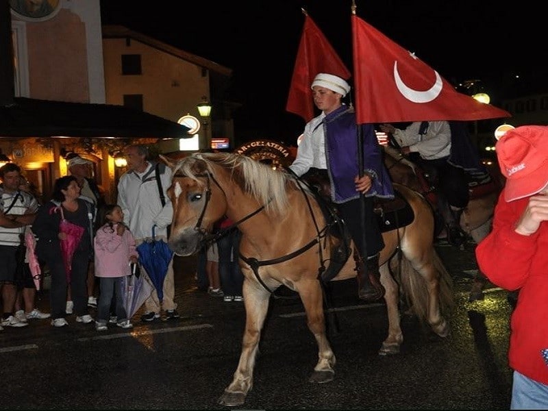 italyada-turkce-bilmeyen-turk-koyu-moena-turk-fetivali ...