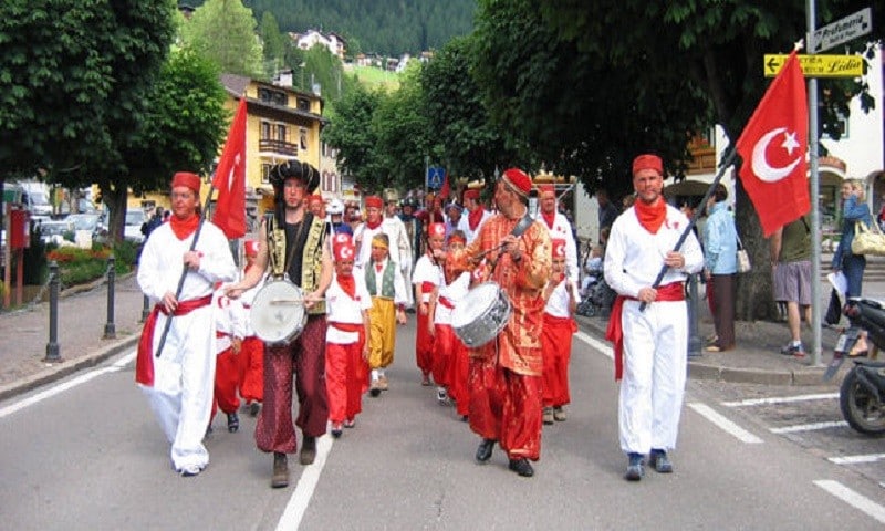 italyada-turkce-bilmeyen-turk-koyu-moena-turk-fetivali ...